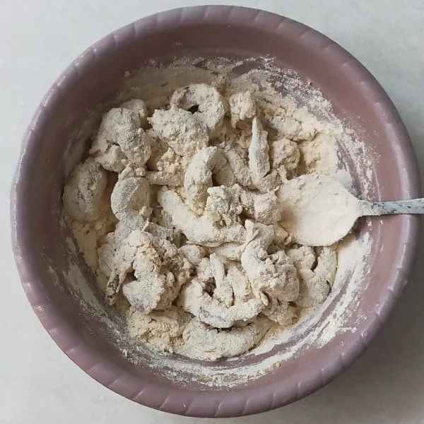 Aduk rata sambil di tekan-tekan agar tepung menempel.