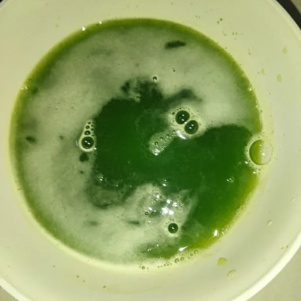 Lapisan hijau : blender 100 ml air dengan daun pandan, lalu saring.