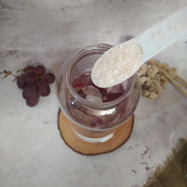 Masukkan ke dalam blender, tambahkan air.
Beri gula pasir.