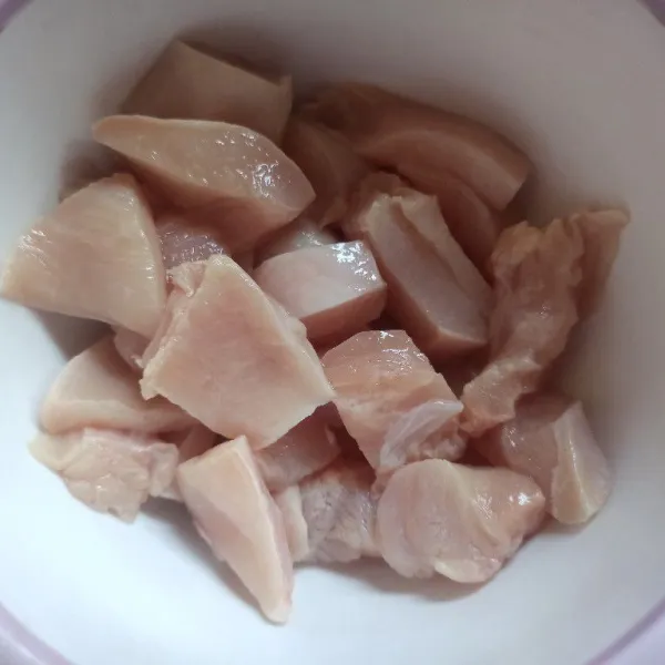 Potong ayam fillet sesuai dengan selera, lumuri dengan perasan jeruk nipis kemudian bilas bersih.