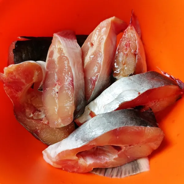 Baluri ikan dengan jeruk nipis, lalu cuci sampai bersih.