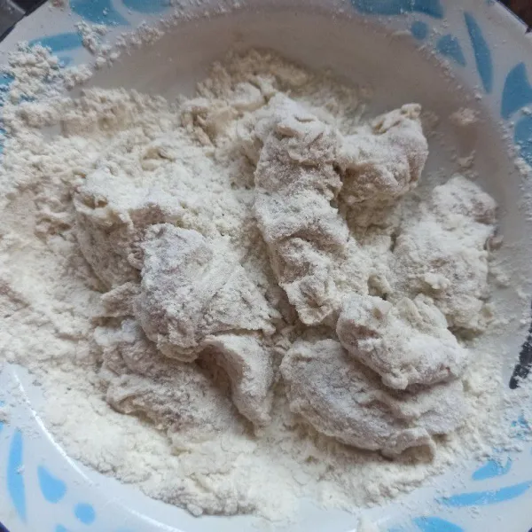 Celupkan ayam ke dalam tepung kering lalu celupkan ke dalam tepung basah kemudian gulingkan ke dalam tepung kering sambil ditekan-tekan.