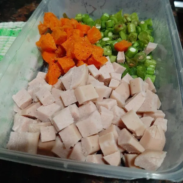 Siapkan sayuran dan sosis.