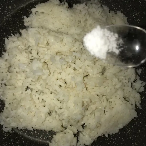 Masukkan nasi, lalu masak selama 1 menit. Tambahkan garam.