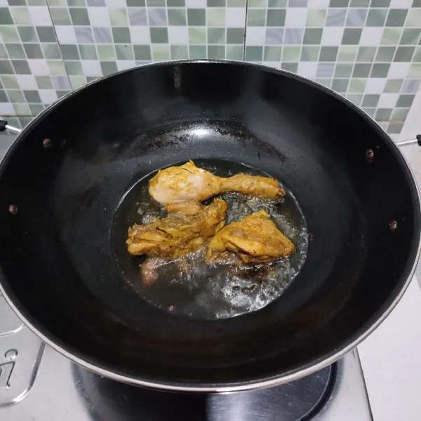 Goreng ayam yang telah diungkep hingga sedikit garing, lalu tiriskan.