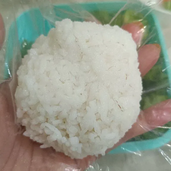 Cetak nasi menggunakan cetakan atau menggunakan bantuan plastik, sesuai selera.