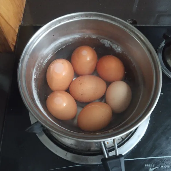 Rebus telur hingga matang, tiriskan lalu kupas kulitnya.