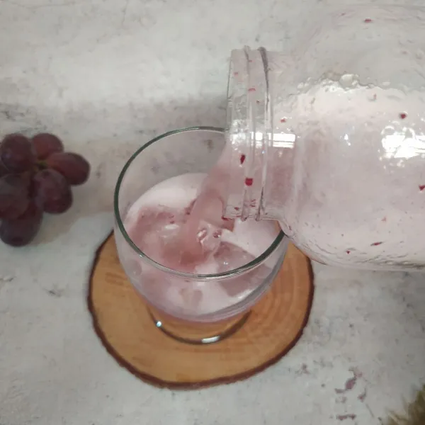 Siapkan gelas saji berisi es batu, tuang jus dan sajikan.
