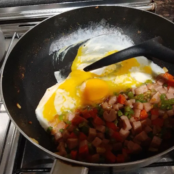Pinggirkan tumisan sayur dan sosis, masukan telur dan orek hingga telur matang dan agak kering.