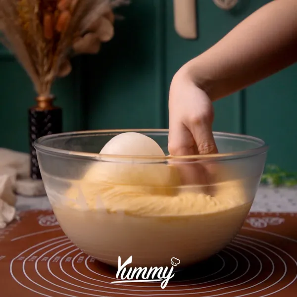 Kempiskan adonan (knock-down) dan timbang adonan 50 gram, kemudian bulatkan. Istirahatkan kembali selama 15 menit.