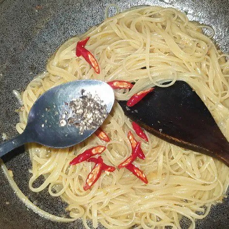 Tambahkan irisan cabai, lada hitam, garam, dan kaldu bubuk. Aduk hingga tercampur rata.