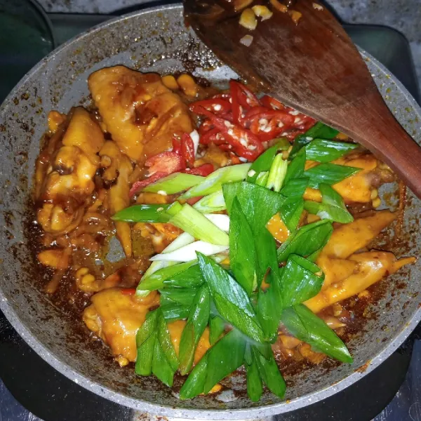 Tambahkan daun bawang dan cabai merah. Aduk rata. Masak sebentar. Angkat dan sajikan bersama taburan biji wijen.