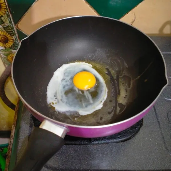 Lelehkan margarin, kemudian ceplok telur dan masak di api kecil.