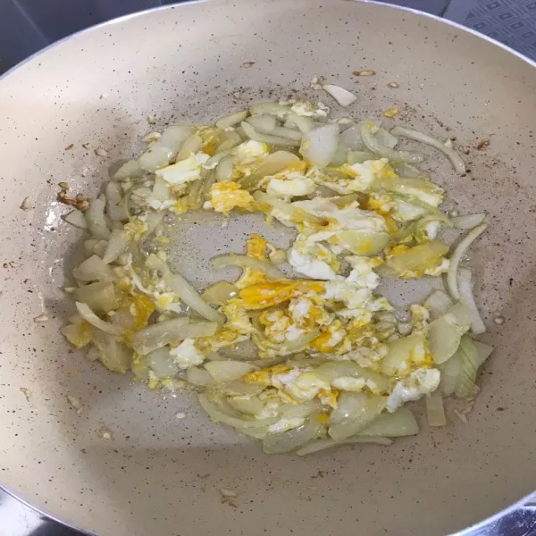 Tumis bawang putih lalu bawang bombay hingga wangi, tambahkan telur dan orak-arik.