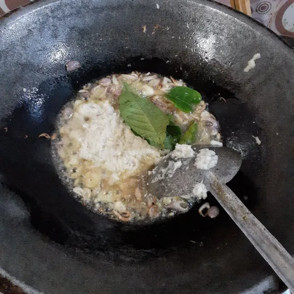 Masukkan bumbu halus, daun salam, dan  daun jeruk purut. Setelah itu, masak hingga tidak berbau langu.
