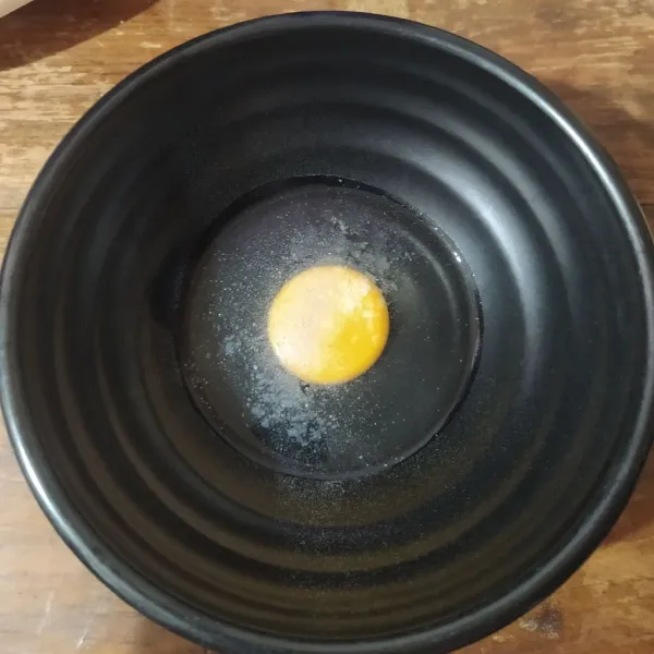 Pecahkan telur, bumbui garam dan lada lalu kocok rata.