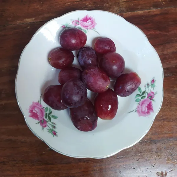 Siapkan anggur merah, cuci bersih.