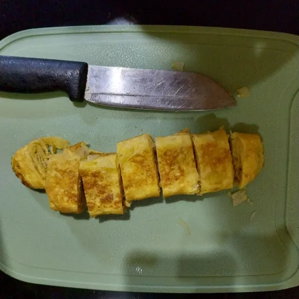 Potong-potong omelet.
