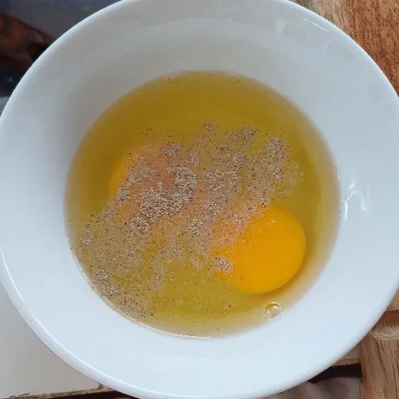 Kocok 2 btr telur, beri seasoning garam, dan lada secukupnya.