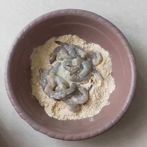 Masukan tepung terigu, tepung maizena, kaldu jamur, dan merica bubuk aduk hingga tercampur rata,lalu masukan udang yang sudah di balut tepung basah kedalam tepung kering.