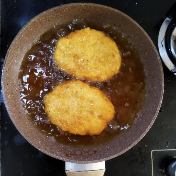 Goreng dengan minyak yang telah dipanaskan hingga kecoklatan.