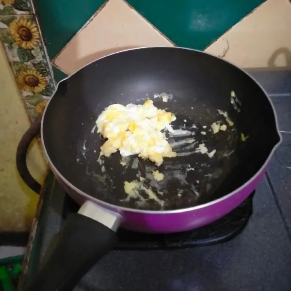 Orak-arik telur menggunakan api kecil, setelah setengah matang segera matikan api, kemudian sisihkan scrambled egg.