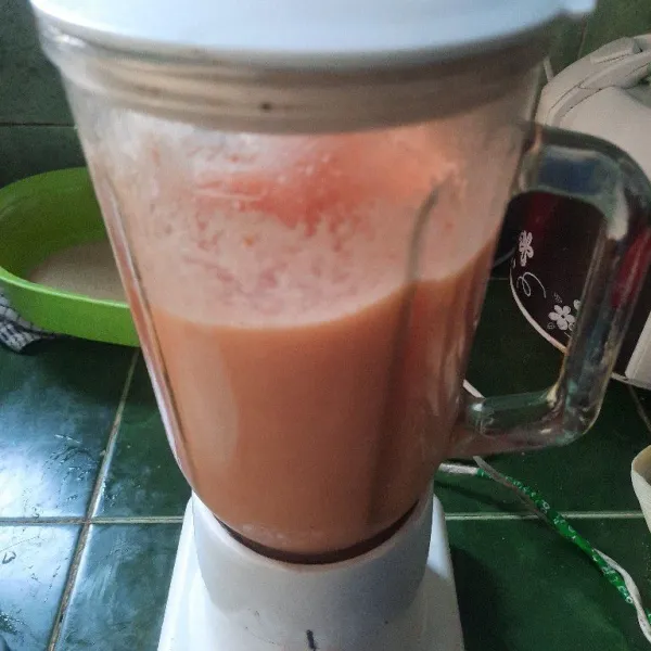 Blender sampai buah dan sayur halus.