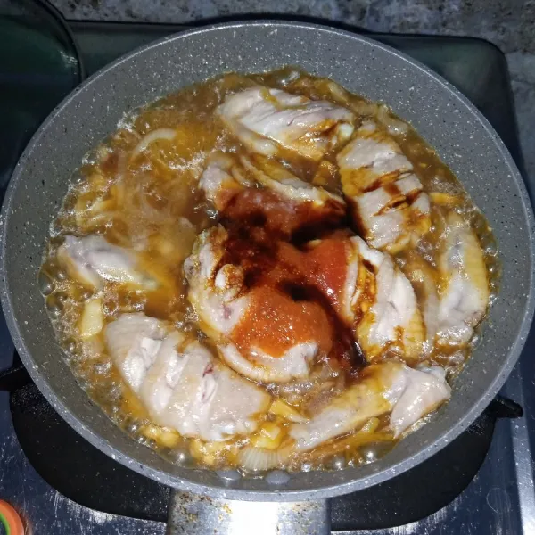 Tambahkan air dan seasoning. Aduk rata. Masak sampai matang dan air menyusut.