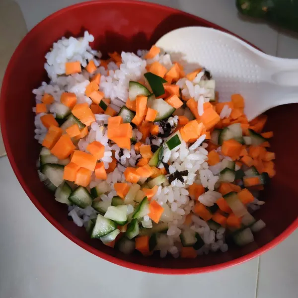 Potong dadu kecil wortel dan mentimun, campurkan ke nasi.