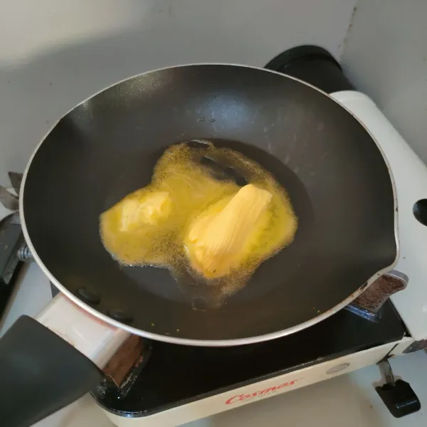 Tips supaya gorengan krispi tahan lama, tambahkan margarin leleh.