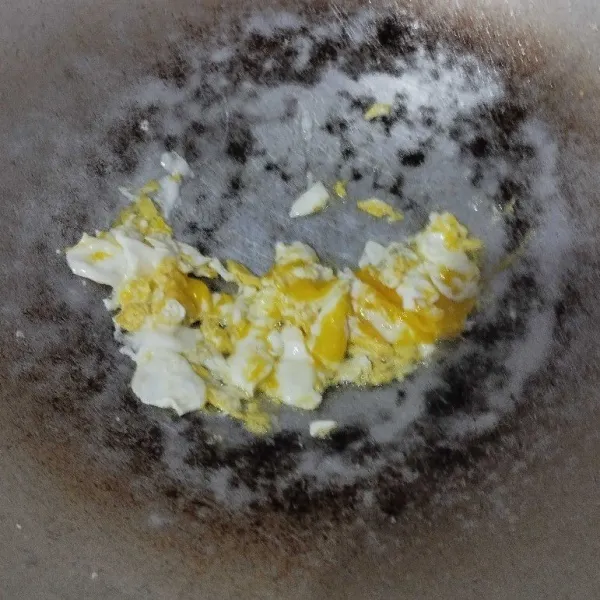 Panaskan wajan, goreng telur dengan di orak arik. Sisihkan.