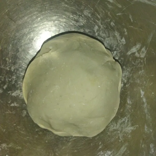 Lalu tambahkan tepung sagu ke dalam adonan tepung terigu, aduk hingga tercampur rata.
