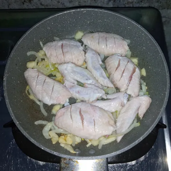 Masukkan sayap ayam. Masak sampai berubah warna.