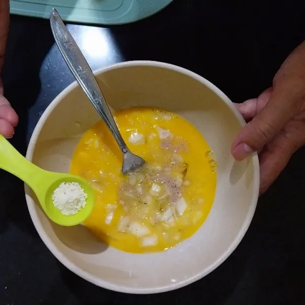 Kocok telur ayam. Lalu masukkan bawang bombay, garam, lada bubuk, dan kaldu jamur. Aduk, tes rasa jika perlu.