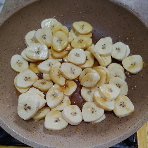 Lalu masukkan pisang, aduk rata dan biarkan hingga pisang terkaremalisasi lalu angkat.