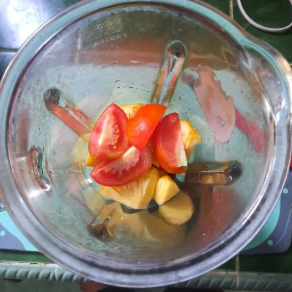 Masukan buah dalam blender.