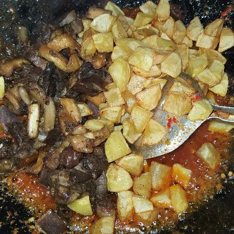 Setelah sambal dingin masukkan kentang dan jeroan sapi, aduk hingga tercampur rata.