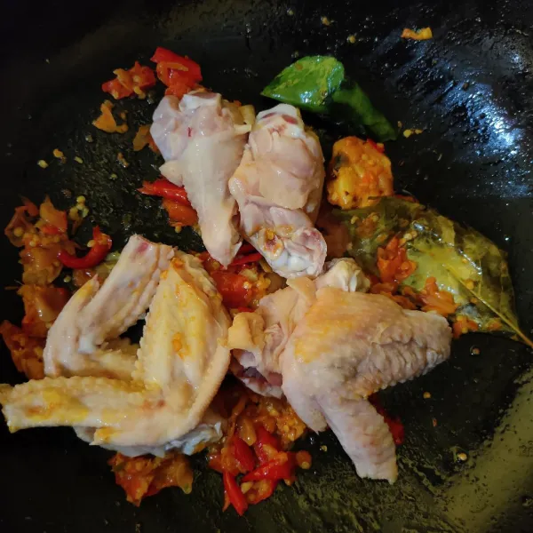 Masukkan ayam, aduk rata. Masak hingga ayam berubah warna.