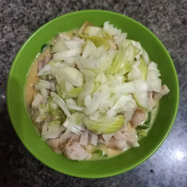 Masukkan irisan kecil siomay dan bawang bombay cincang, aduk rata.