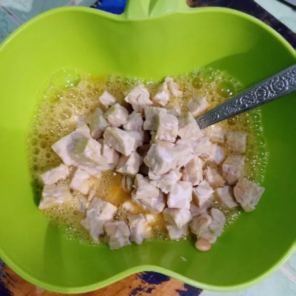 Masukkan tempe ke dalam telur.