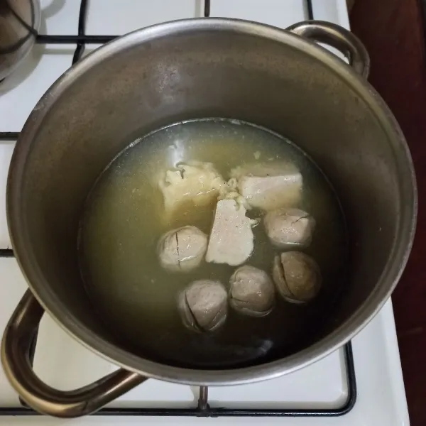Didihkan air kaldu pada panci, masukkan bakso dan siomay, masak hingga mengapung.