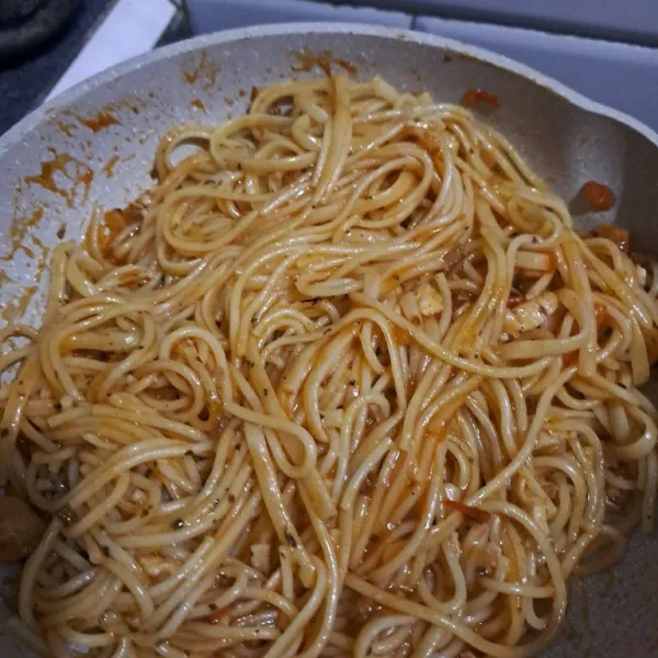 Masukan spaghetti aduk rata koreksi rasa.