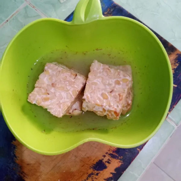 Rendam di air yang telah dicampur dengan garam, ketumbar dan bawang putih bubuk.