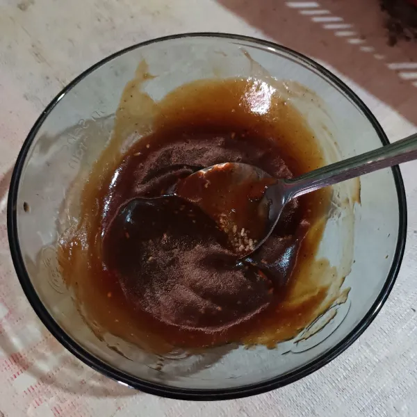 Campurkan semua bahan saus marinasi dan sisihkan.