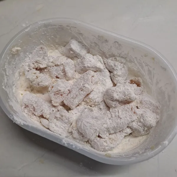 Tambahkan tepung maizena dan tepung terigu. Aduk rata sampai semua ayam fillet terbalur tepung.