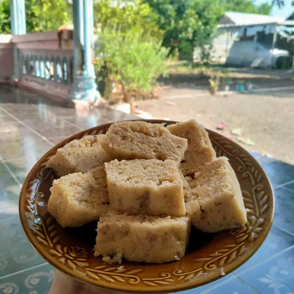 Bolu Pisang Kukus siap dinikmati selagi hangat.