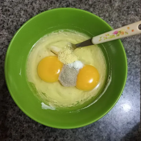 Masukkan telur, garam, kaldu jamur dan merica bubuk, kocok lepas.