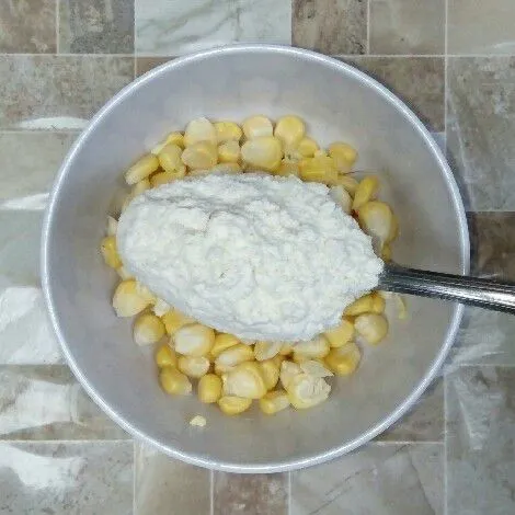 Masukkan tepung bakwan.