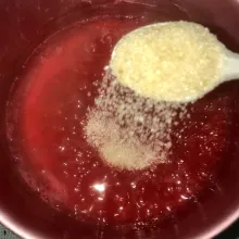 Sagu mutiara pertama warna merah. Jika sagu mutiara sudah bening, tidak tampak putihnya. Masukkan gula masak sebentar dan sisihkan