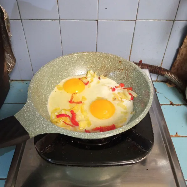 Tambahkan telur, aduk orak-arik.